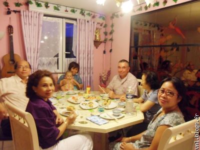 Autour d une table avec la famille Hông.